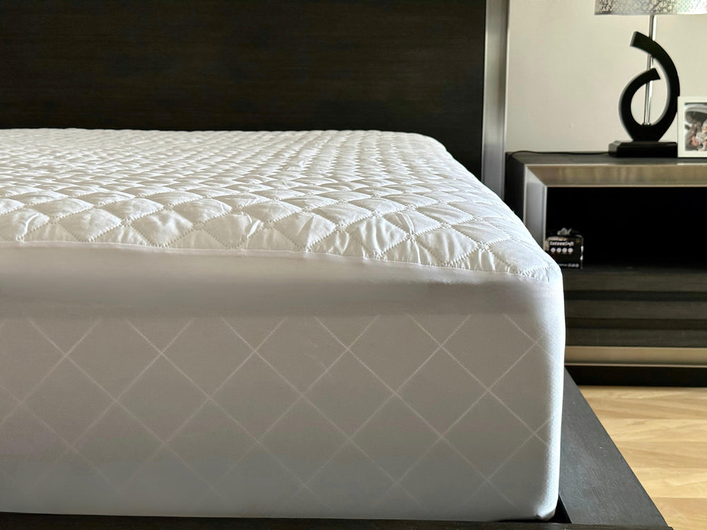 https://austinlinen.com/cdn/shop/files/pinsonic-quilted-waterproof-mattress-protector-austin-linen-2.jpg?v=1692428965&width=1000